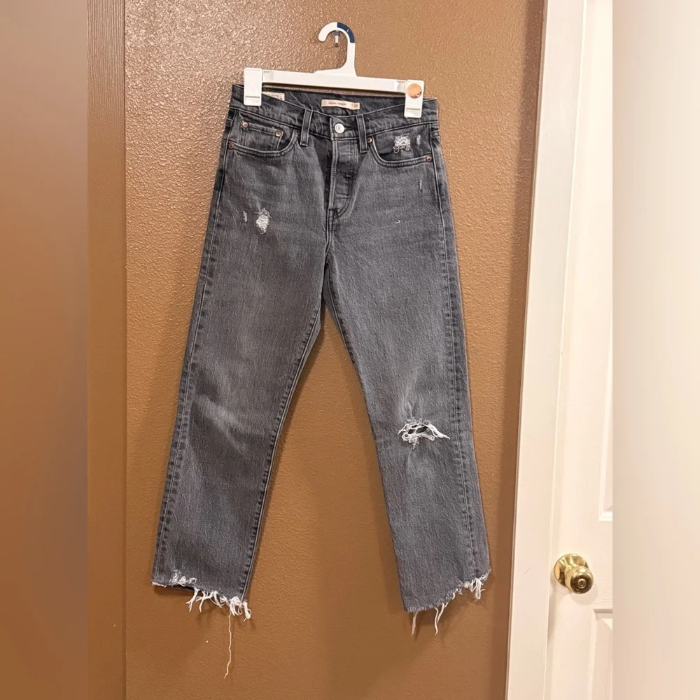 Levi's Women's Wedgie Black Straight Leg Denim, lightly distressed. W25xL26. - Picture 6 of 11